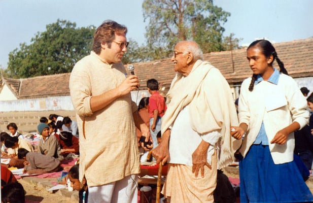 Peter Rühe interviewing veteran freedom fighter, Gandhi’s grand nephew, Prabhudasbhai Gandhi, during the drawing competition “Mahatma Gandhi – As I See Him” at Rajkot, 1992