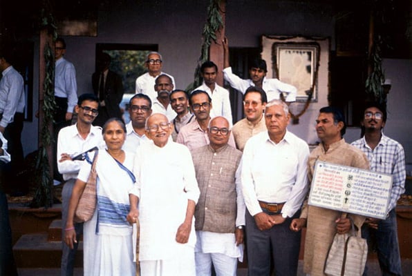 Peter Rühe with staff members and visitors at Sabarmati Ashram, Ahmedabad, 1991. Centre: Amrutbhai Modi (secretary), Prabhudasbhai Gandhi (second left). Behind Prabhudasbhai Gandhi: Jitendra Desai (Navajivan Trust)