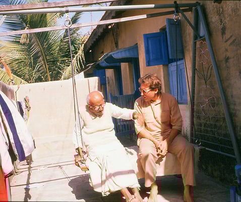 Peter Rühe talking with his mentor, Gandhi’s grand nephew, Prabhudasbhai Gandhi, at Rashtriyashala, Rajkot, 1986