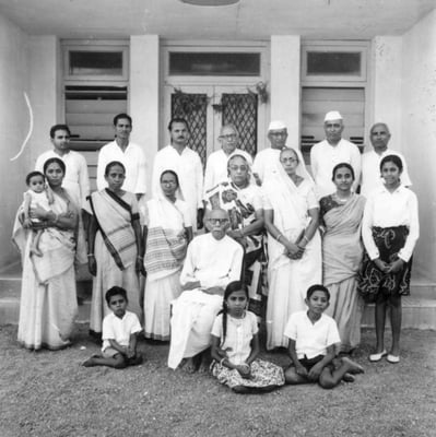 Top row (from left): Laxmichand Deshwal, Himatlal Goda, Dhirubhai Dhabalia, PG, ?, Purushottam Gandhi, Kanu Gandhi; middle row (from left): Gargi Deshwal (+ Suruchi), Indira Goda, wife Amba,?,?,Kamla,Sujata; below: Sudhanshu, Chhaganlal , Surubhi, Yogesh 