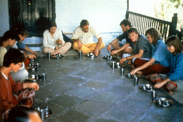 Peter Rühe (back centre) with participants of the group tour “In the Footsteps of Mahatma Gandhi” enjoying lunch, Kasturbadham/Gujarat, 1987