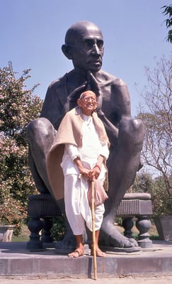Prabhudas Gandhi in front of a Gandhi statue at New Delhi, January 26, 1988.