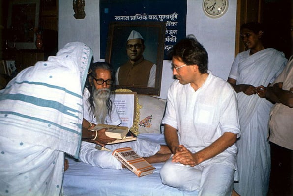 Peter Rühe with Shivaji Bhave (brother of Vinoba Bhave) in the house of Madalsaben Narayan (daughter of Jamnalal Bajaj, wife of Shriman Narayan) at Wardha, 1989. Right: Shail (Brahma Vidya Mandir)
