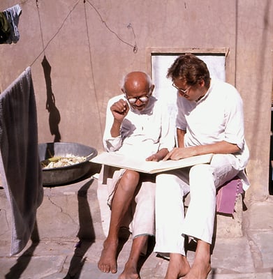 Prabhudas Gandhi and Peter Rühe at Rashtriyashala, Rajkot, 1986.