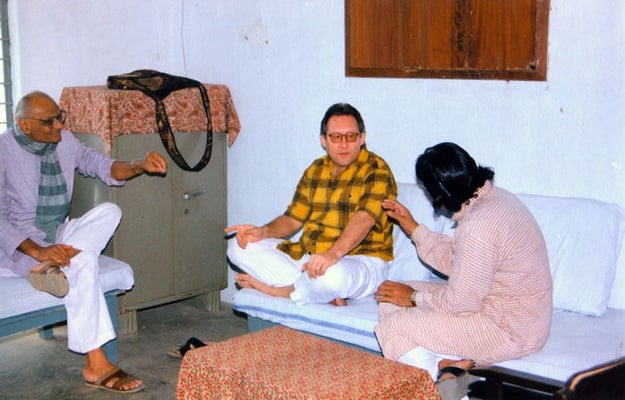Peter Rühe in discussion with Dr. Arvind Ghosalkar (director, Tribal Museum, Gujarat Vidya Pith) and Prof. Pathak (Peace Research Dept., Gujarat Vidya Pith), Ahmedabad, 2001