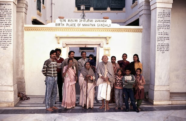 In front of Gandhi's birth place at Porbandar, 1989. Back row, from left: Tarun Kumar Janani, Yogesh Goda, Himatlal Goda, Saroj Goda, Surubhi Janani, Alka Goda; front (from left): Sudhanshu, Indira, Amba and Prabhudas Gandhi, Nandan, Watsal, Sweta Goda.