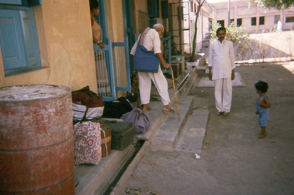 Prabhudas Gandhi leaving his house at Rashtriyashala, Rajkot, 1986. Left: Saroj Goda; right: Yogesh Goda with their son Nandan..