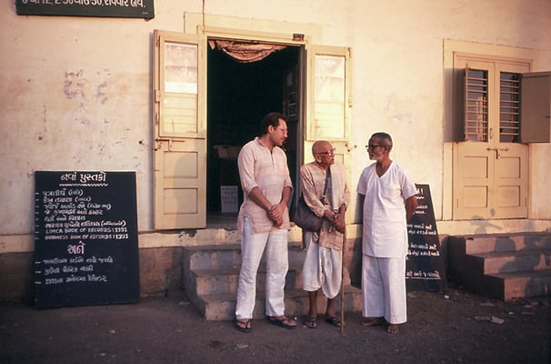 Prabhudas Gandhi with the founder of Lok Milap Trust, Mahendra Meghani, at Bhavnagar, 1990. Left: Peter Rühe.