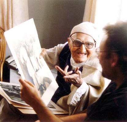 Peter Rühe interacting with Gandhi’s photographer Jagan Mehta, Ahmedabad, 2002