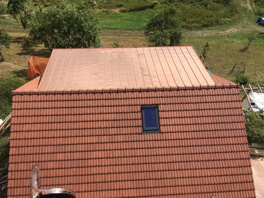   Foto vom neuen Dach in schwindelerregender Höhe mit dem Teleskoparm des Krans fotografiert.