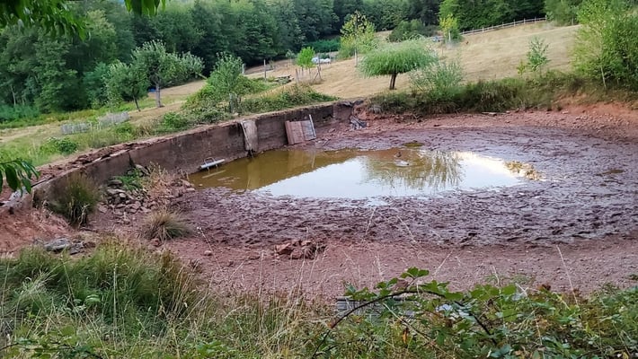 Die Mauer war löcherig und musste repariert werden 