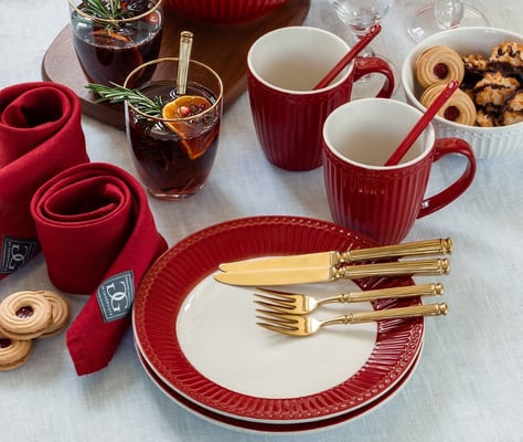 Geschirr in Dunkelrot kräftig und farbenfroh