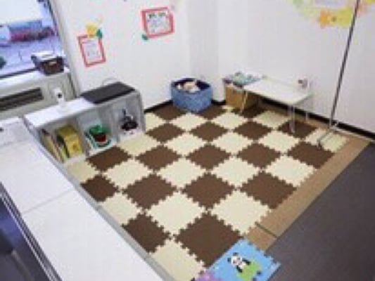 絵本やミニデスクのあるキッズコーナー