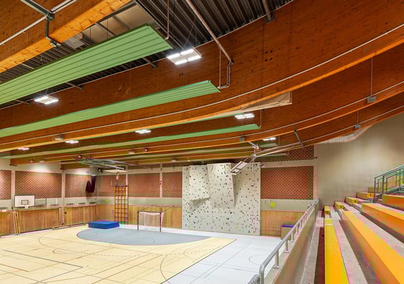 Sanierung Sporthalle Johannes Gutenberg Realschule in Dortmund, Leimbinder und Brüstungserhöhung der Tribüne