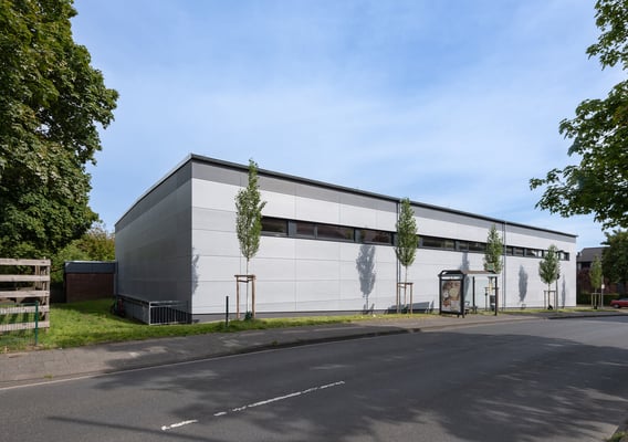 Energetische Sanierung Grundschule Uhlandstraße Solingen - Sporthalle Straßenseite