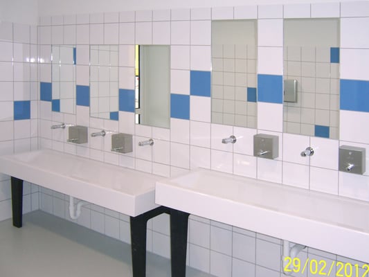 Energetische und bauliche Sanierung Gemeinschafts-Hauptschule mit Zweifach-Turnhalle, Sanitärräume Umkleide