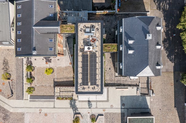 Neubau des Verbindungsbaus zwischen Engelshaus und Museum für Frühindustrialisierung in Wuppertal - Dachaufsicht mit Photovoltaikanlge