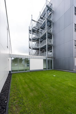 Neubau Ärztehaus St. Johannes Krankenhaus Troisdorf - Vorderseitige Ansicht Übergang zum Bettenhaus 