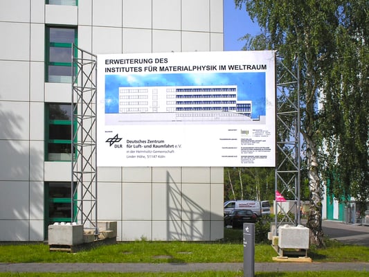 Erweiterungsneubau Gebäude 21, "Institut für Materialphysik im Weltraum", DLR, Köln, Bauschild