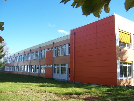 Energetische und bauliche Sanierung Gemeinschafts-Hauptschule mit Zweifach-Turnhalle, Fassade nach der Sanierung