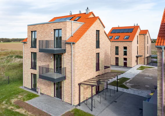 405 Neubau von 4 geförderten Wohnhäusern im Pater-Prinz-Weg in Köln-Rondorf, Blick auf Haus 1+2 von schräg oben