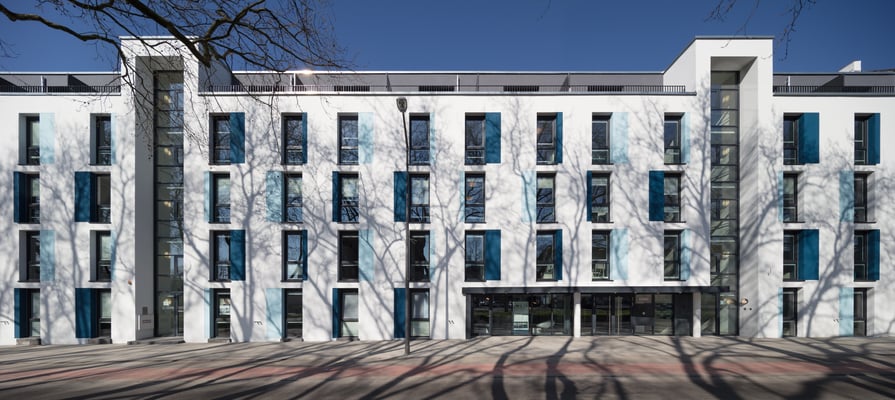 Quartillion Köln - Strassenansicht des grösseren Vorderhauses mit Staffelgeschoss, Fotos: Oliver Schuh, www.palladium.de