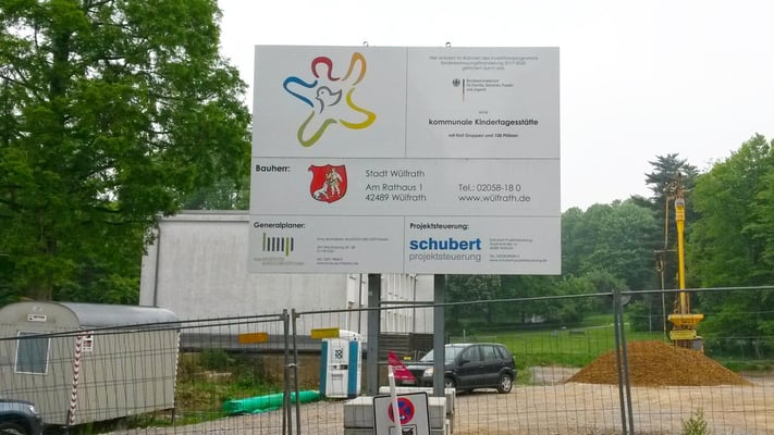 Neubau Kindertagesstätte Schulstraße Wülfrath, das Bauschild steht schon