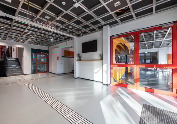 Kulturhaus Süd Düsseldorf-Garath, Haupteingang mit Blick in die Cafeteria