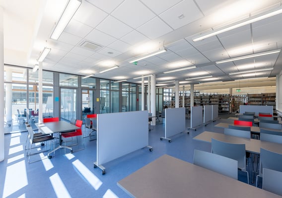 Erweiterung Hochschule Bonn-Rhein-Sieg Standort Rheinbach - Blick vom Anbau in die Bestandsbibliothek