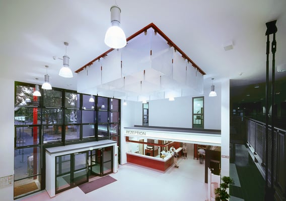 Jugendherberge Köln-Deutz, Eingangshalle mit Rezeption