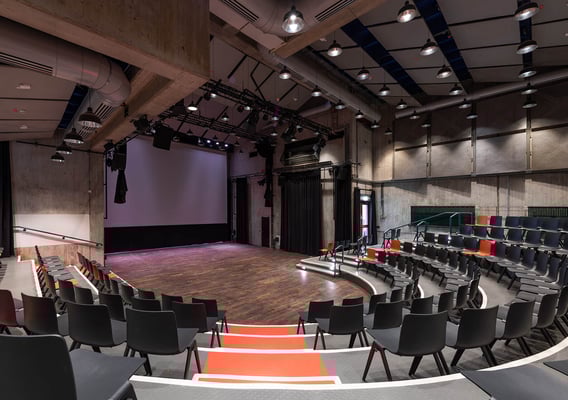 Kulturhaus Süd Düsseldorf-Garath, Saal mit Leinwand und Vorhang vor der Falttür zum Innenhof