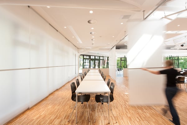 Modernisierung Betriebsrestaurant Siegwerk Druckfarben AG & Co. KGaA, flexible Raumzone, Glasfaltwand wird geschlossen