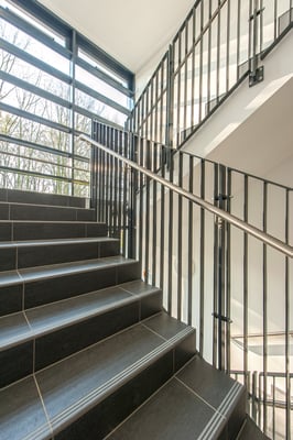 Erweiterung Laborgebäude 51 in Modulbauweise, DLR in Köln, Treppenhaus