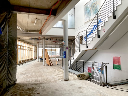 Erweiterung Mensa Hochschule Bonn-Rhein-Sieg in Rheinbach, Blick vom Haupteingang in die Mensa