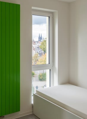 Studierendenwohnheim Gebrüder-Coblenz-Straße in Köln Deutz, Apartment mit Domblick