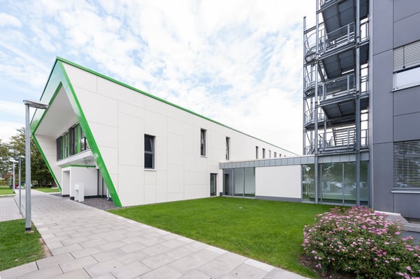 Neubau Ärztehaus St. Johannes Krankenhaus Troisdorf - Haupteingang und Übergang zum Bettenhaus 