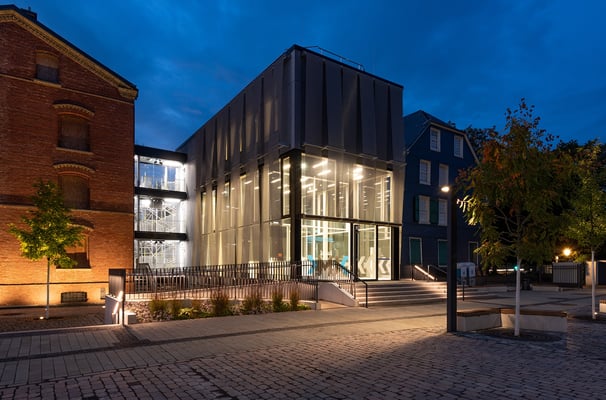 Neubau des Verbindungsbaus der Museen in Wuppertal - Ansicht Haupteingang zur blauen Stunde