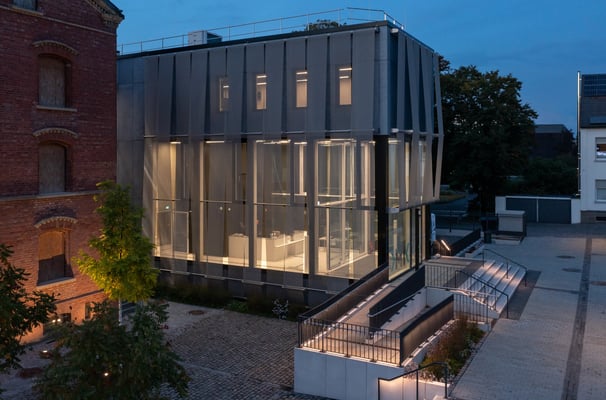 Neubau des Verbindungsbaus Ansicht zur blauen Stunde vom Museum für Frühindustrialisierung zum Engelshaus in Wuppertal