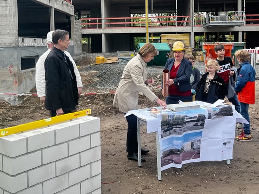 Die Zeitkapsel wird befüllt und versiegelt