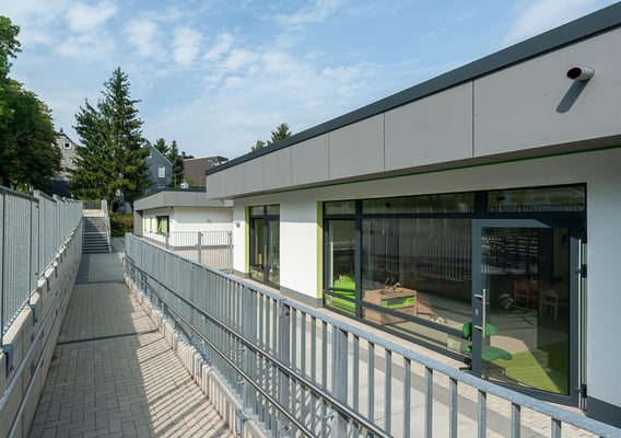 Kita Hatzfelder Straße Wuppertal, Eingangsbereich mit Rampe