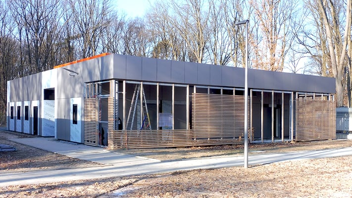 Die „Technikloggia“ erhält ihre offene Holz-Lamellenkonstruktion