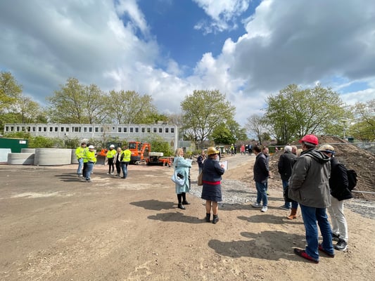 Unter bewegtem Himmel löst sich die Feierlichkeit auf