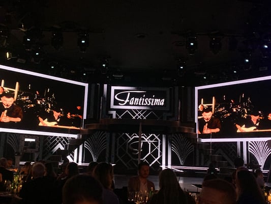 Warten auf die Platzierung und den Beginn der Show