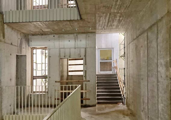 Erweiterung Brüder-Grimm-Schule Dortmund, Rohbau Verbindung zum Altbau mit Schacht für den Durchlade-Aufzug für die Barrierefreiheit