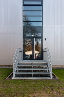 Erweiterung Laborgebäude 51 in Modulbauweise, DLR in Köln, Fluchttreppe