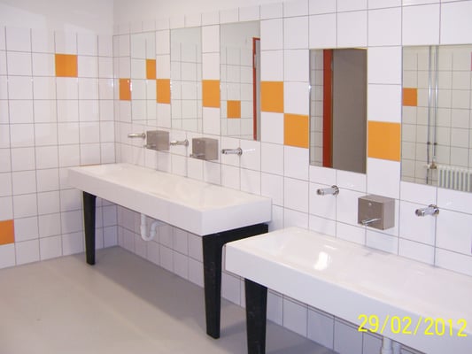 Energetische und bauliche Sanierung Gemeinschafts-Hauptschule mit Zweifach-Turnhalle, Sanitärräume Umkleide