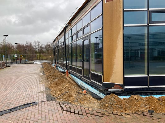 Erweiterung Mensa Hochschule Bonn-Rhein-Sieg in Rheinbach, die Fassade wird langsam