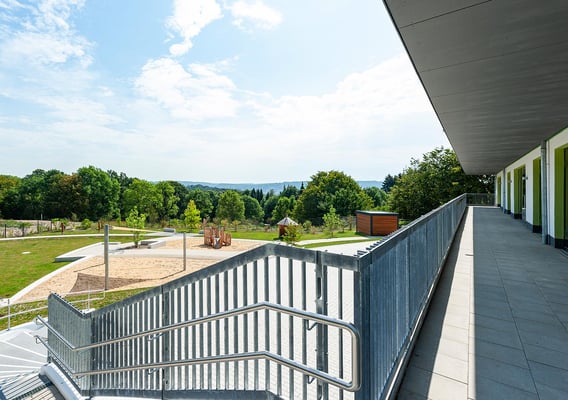 Kita Hatzfelder Straße Wuppertal, Ausblick vom Balkon ins Gelände und die Ferne