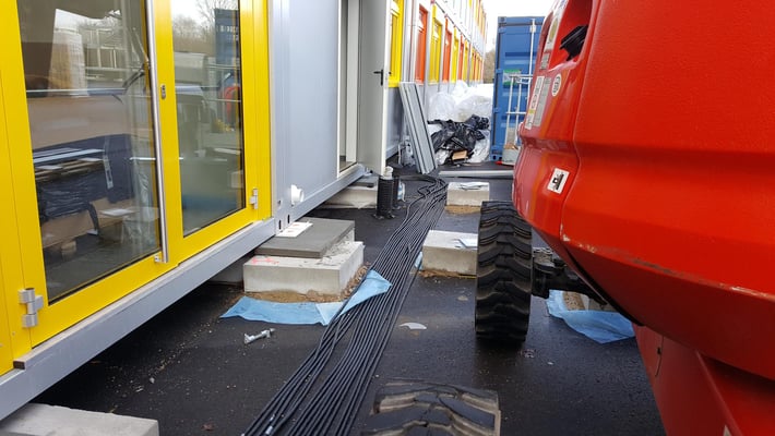 Dreikönigsgymnasium Interimscontainer, Containerreihe im Bau