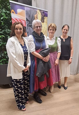 Lesung von Mag. Petra Stuiber (1. v. l.) am 4. Mai 2024 mit Kons. Maria Wicke, Landesobfrau Martina Pühringer und Dr. Gexi Tostmann (v. r.). Foto: privat